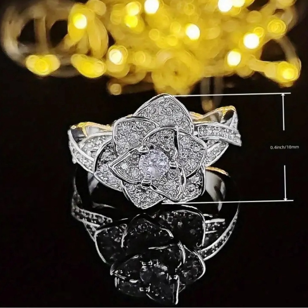 Beautiful Simulated Diamond Ring in Silver Plate. - Picture 2 of 3